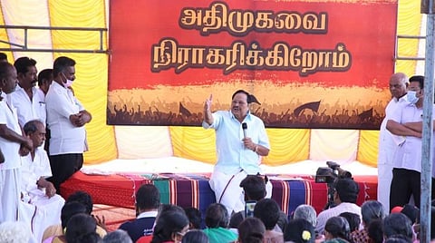 படவிளக்கம்:
காட்பாடியில் நடைபெற்ற மக்கள் கிராம சபைக்கூட்டத்தில் திமுக பொதுச்செயலாளர் துரைமுருகன் பேசினார். அருகில், பகுதி பொறுப்பாளர் சுனில்குமார் உட்படபலர் உள்ளனர்.