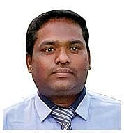 தொடுதிரை மூலம் மாணவர்களுக்கு கற்றல் குறித்த விளக்கத்தை ஆட்சியர் சிவன் அருள் முன்னிலையில் பட்டதாரி ஆசிரியர் அருண்குமார் விளக்கினார். உள்படம்: கனவு ஆசிரியர் விருது பெற்ற ஆசிரியர் அருண்குமார்.