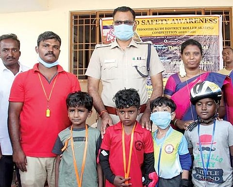 தூத்துக்குடியில் ஸ்கேட்டிங் போட்டியில் வெற்றிபெற்ற மாணவ, மாணவியருக்கு எஸ்பி ஜெயக்குமார் பரிசு வழங்கினார்.