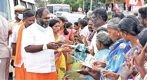 ஜெயலலிதா கோயில் திறப்பு விழா அழைப்பிதழை திருமங்கலம் பகுதி மக்களிடம் அளித்தார் அமைச்சர் ஆர்.பி.உதயகுமார்.