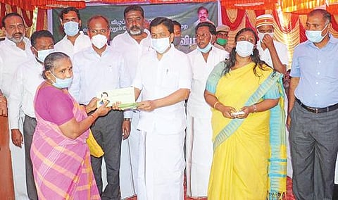 வளவனூர் பேரூராட்சியில் வீடற்ற 15 பேருக்கு இலவச வீட்டுமனைப் பட்டாக்களை அமைச்சர் சி.வி.சண்முகம் வழங்கினார்.