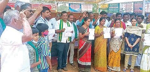 உயர் மின்கோபுர திட்டங்களால் பாதிப்பு நிலத்தின் பட்டா நகலை எரித்து போராட்டம்