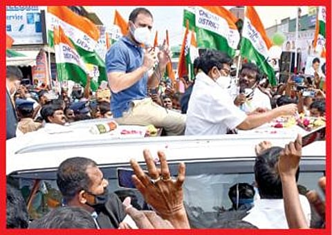 பூந்துறை பகுதியில் காரில் இருந்தவாறே பேசிய ராகுல் காந்தி.