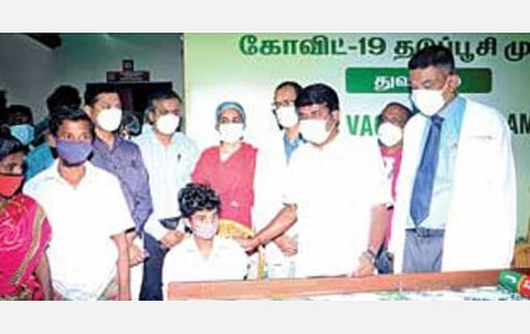 பூரண குணமடைந்த சிறுவனின் உடல்நலம் குறித்து விசாரிக்கிறார் சுகாதாரத் துறை அமைச்சர் சி.விஜயபாஸ்கர். உடன் மருத்துவமனை டீன் தேரணிராஜன் மற்றும் மருத்துவர்கள்.