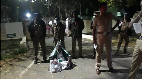 அரசியல் நிகழ்வுகளுக்கு அனுமதி; கிராம சபைக் கூட்டத்துக்கு இல்லையா?- திருச்சி ஆட்சியர் வீட்டின் முன் போராட்டத்தில் ஈடுபட்ட விவசாய சங்கத் தலைவர் கைது