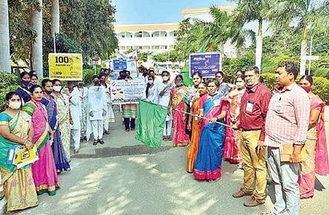 தேசிய வாக்காளர் தினத்தையொட்டி, திருப்பத்தூர் மாவட்ட ஆட்சியர் அலுவலகம் முன்பாக விழிப்புணர்வு பேரணியை தொடங்கி வைத்த ஆட்சியர் சிவன் அருள். அருகில், எஸ்பி.டாக்டர்.விஜயகுமார் உள்ளிட்டோர். அடுத்த படம்: வாணியம்பாடி ஜெயின் மகளிர் கல்லூரியில் நடைபெற்ற தேசிய வாக்காளர் தினம் விழிப்புணர்வு பேரணியை கொடியசைத்து தொடங்கி வைத்த வருவாய் கோட்டாட்சியர் காயத்ரிசுப்பிரமணி.