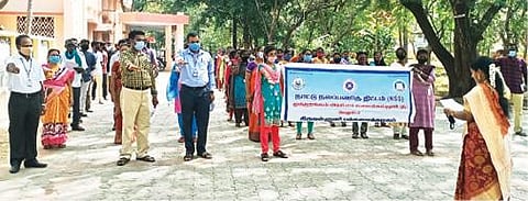 வேலூர் முத்துரங்கம் அரசினர் கல்லூரி முதல்வர் மலர் தலைமையில் வாக்காளர் தின உறுதிமொழி ஏற்ற பேராசிரியர்கள் மற்றும் மாணவர்கள்.