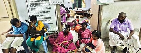 செல்போன் வழங்கக் கோரி, வேலூர் அண்ணாசாலையில் உள்ள மாற்றுத்திறனாளி அலுவலகத்தில் நேற்றிரவு உள்ளிருப்பு போராட்டத்தில் ஈடுபட்ட மாற்றுத்திறனாளிகள்.