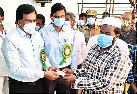 தேசிய வாக்காளர் தினத்தையொட்டி, வேலூர் மாவட்ட ஆட்சியர் அலுவலகத்தில் நடைபெற்ற நிகழ்ச்சியில் ஆட்சியர் சண்முகசுந்தரம் தலைமையில், அரசு அலுவலர்கள், ஊழியர்கள் மற்றும் கல்லூரி மாணவிகள் வாக்காளர் உறுதிமொழியை ஏற்றனர். கடைசிப் படம்: தேசிய வாக்காளர் தினத்தையொட்டி, இளம் வாக்காளர்களுக்கு அடையாள அட்டையை வழங்கிய ராணிப்பேட்டை மாவட்ட ஆட்சியர் கிளாட்ஸ்டன் புஷ்பராஜ். அருகில், சார் ஆட்சியர் இளம் பகவத் உள்ளிட்டோர்.