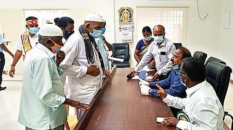 திருப்பத்தூர் மாவட்ட ஆட்சியர் அலுவலகத்தில் நடந்த மக்கள் குறைதீர்வு கூட்டத்தில் ஆட்சியர் சிவன் அருளிடம் வக்பு வாரியத்துக்கு சொந்தமான இடத்தை மீட்டு தரக்கோரி மனு அளிக்க வந்த இஸ்லாமியர்கள். படம்:ந.சரவணன்.