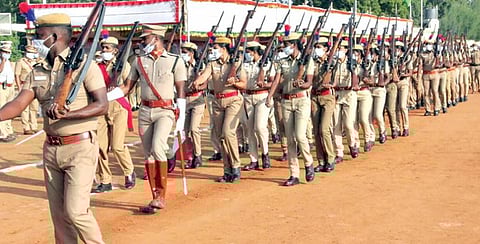 தூத்துக்குடி தருவை மைதானத்தில் குடியரசு தின விழாவை முன்னிட்டு ஆயுதப்படை காவலர்களின் அணிவகுப்பு ஒத்திகை நடைபெற்றது. படம்: என்.ராஜேஷ்