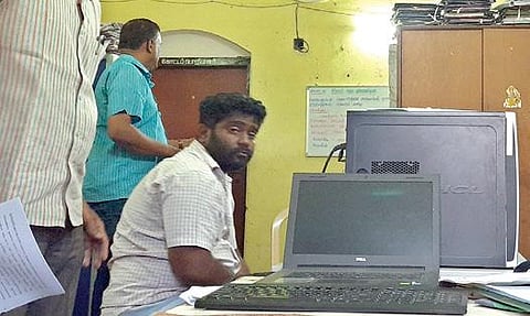 திருநெல்வேலி சுகாதாரத்துறையில் லஞ்ச ஒழிப்பு போலீஸார் சோதனை மேற்கொண்டு, இணை இயக்குநரின் ஓட்டுநர் சங்கரை (அமர்ந்திருப்பவர்) கைது செய்தனர். படம்: மு.லெட்சுமி அருண்