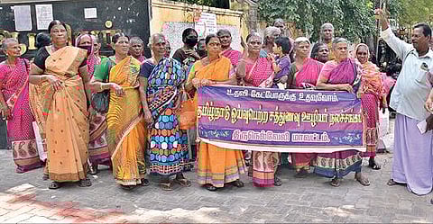 திருநெல்வேலி மாவட்ட ஆட்சியர் அலுவலகம்முன் ஆர்ப்பாட்டம் நடத்திய தமிழ்நாடு ஓய்வுபெற்ற சத்துணவு ஊழியர் நலச் சங்கத்தினர். படம்: மு.லெட்சுமி அருண்