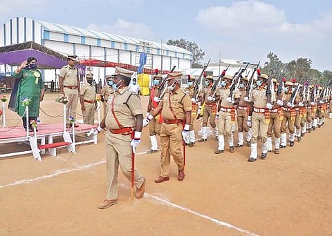 நாடு முழுவதும் இன்று குடியரசு தின விழா கொண்டாடப்படவுள்ளது. இதையொட்டி, கிருஷ்ணகிரி மாவட்ட விளையாட்டு அரங்கில் நேற்று காவல்துறையினரின் அணிவகுப்பு ஒத்திகை நிகழ்ச்சி நடந்தது. இதில், எஸ்பி பண்டிகங்காதர் உள்ளிட்ட காவல்துறையினர் பங்கேற்றனர். அடுத்தபடம்: தருமபுரி மாவட்ட விளையாட்டு அரங்கில் காவல்துறை சார்பில் நடந்த அணிவகுப்பு ஒத்திகை நிகழ்ச்சியில், மாவட்ட ஆட்சியர் கார்த்திகா, எஸ்பி பிரவேஷ்குமார் ஆகியோர் பங்கேற்றனர்.