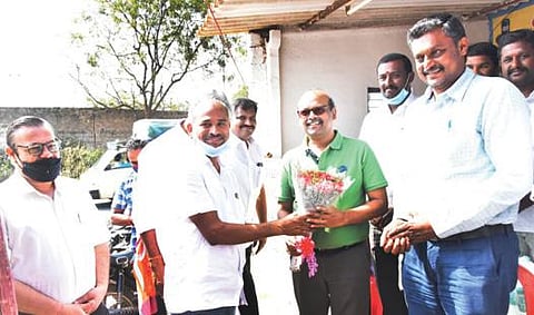 ஜேஎஸ் டபிள்யூ நிறுவனம் சார்பில் உள்ளூர் லாரி உரிமையாளர்களுக்கு உதவி செய்யும் விதமாக, லாரி உரிமையாளர்களுக்கான சேவை அலுவலகம் திறப்பு விழா நடந்தது.