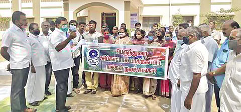 பெருந்துறை சிப்காட்டிற்கு நிலம் வழங்கிய விவசாயிகளுக்கு, நீதிமன்ற உத்தரவுப்படி இழப்பீடு வழங்க வலியுறுத்தி பெருந்துறை வட்டாட்சியர் அலுவலகத்தில் பாதிக்கப்பட்ட மக்கள் நலச்சங்கத்தினர் மனு அளித்தனர்.