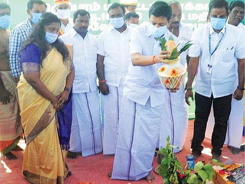 கழுவேலி ஏரி புனரமைப்புப் பணிகளை அமைச்சர் சி.வி.சண்முகம் பூமி பூஜை மூலம் தொடங்கி வைத்தார்.