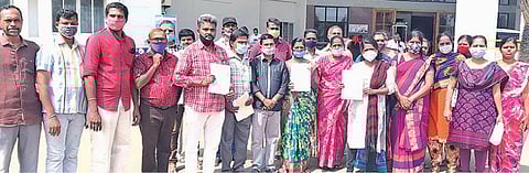 எஸ்.பெரியபாளையம் குடியிருப்பு பகுதியில் 20 நாட்களுக்கு ஒருமுறை குடிநீர் விநியோகிப்பதாக புகார்