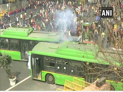 டெல்லி ஐடிஓ பகுதியில் போலீஸார் கண்ணீர் புகைகுண்டுகளை வீசிய காட்சி: படம் | ஏஎன்ஐ.