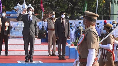 தேசியக் கொடியை ஏற்றி வைத்து போலீஸ் அணிவகுப்பு மரியாதையை ஏற்ற ஆட்சியர் தினேஷ் பொன்ராஜ் ஆலிவர். | படம்: எல்.பாலச்சந்தர்.