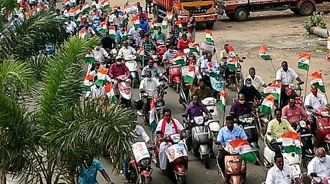 புதுச்சேரியில் ஏஐடியுசி சார்பில் நடைபெற்ற மோட்டார் சைக்கிள் ஊர்வலம்.