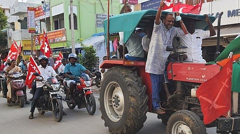 டெல்லியில் போராடும் விவசாயிகளுக்கு ஆதரவாகக் கோவில்பட்டியில் விவசாய சங்கங்கள் மற்றும் அனைத்து தொழிற்சங்கங்கள் சார்பில் டிராக்டர் மற்றும் மோட்டார் சைக்கிள் ஊர்வலம் நடந்தது.