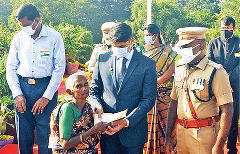 தி.மலையில் நேற்று நடந்த குடியரசு தின விழாவில் பயனாளி ஒருவருக்கு நலத்திட்ட உதவி வழங்கிய ஆட்சியர் சந்தீப் நந்தூரி. அருகில், எஸ்பி அரவிந்த் உள்ளிட்டோர்.