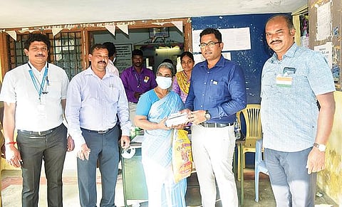 வேலூர் அண்ணா சாலை ஏலகிரி அரங்கம் வளாகத்தில் ஒரு பார்வையற்ற மாற்றுத்திறனாளிக்கு ஸ்மார்ட் செல்போன் வழங்கிய வருவாய் கோட்டாட்சியர் கணேஷ். அருகில், மாவட்ட மாற்றுத் திறனாளிகள் நல அலுவலர் தங்கவேலு, வட்டாட்சியர் ரமேஷ் உள்ளிட்டோர். படம்:வி.எம்.மணிநாதன்.