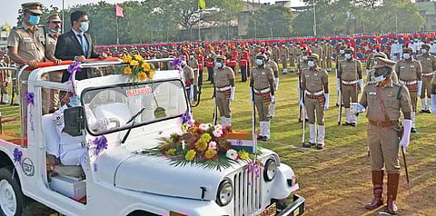 குடியரசு தின விழாவை முன்னிட்டு தூத்துக்குடியில் தேசிய கொடியேற்றி, காவல் துறையினரின் அணிவகுப்பை மாவட்ட ஆட்சியர் கி.செந்தில் ராஜ் பார்வையிட்டார். உடன் மாவட்ட காவல் கண்காணிப்பாளர் எஸ்.ஜெயக்குமார். படம்: என்.ராஜேஷ்