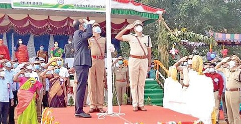 தென்காசியில் நடைபெற்ற குடியரசு தின விழாவில் ஆட்சியர் சமீரன் தேசியக் கொடியேற்றி மரியாதை செலுத்தினார்.