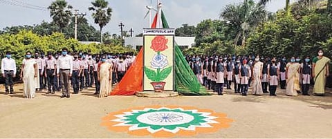பாவூர்சத்திரம் அருகே அடைக்கலப்பட்டணம் எஸ்எம்ஏ குழும கல்வி நிறுவனங்களில், முதல்வர் மகேஸ்வரி ராஜசேகரன் கொடியேற்றினார். அகாடமிக் இயக்குநர் ராஜ்குமார், துணை முதல்வர் சரளா ராமச்சந்திரன் மற்றும் ஆசிரியர்கள் பங்கேற்றனர்.