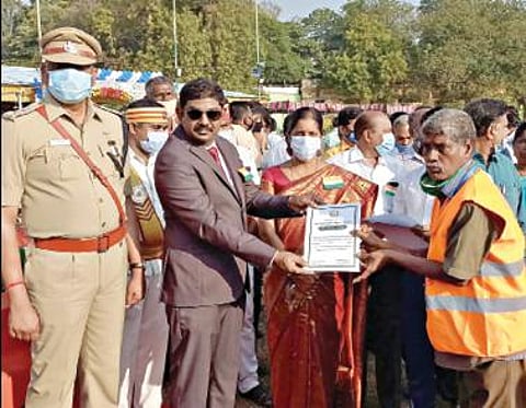 சேலம் மகாத்மா காந்தி விளையாட்டு மைதானத்தில் நடந்த குடியரசு தின விழாவில் ஆட்சியர் ராமன் தேசியக் கொடியை ஏற்றி வைத்து மூவர்ண பலூன்களை பறக்க விட்டார். உடன் மாவட்ட வருவாய் அலுவலர் திவாகர், எஸ்பி தீபா காணிகர். அடுத்தபடம்: நாமக்கல் மாவட்ட விளையாட்டு மைதானத்தில் நடைபெற்ற குடியரசு தின விழாவில் காவல் துறையின் அணிவகுப்பு மரியாதையை மாவட்ட ஆட்சியர் கா.மெகராஜ் ஏற்றுக் கொண்டார். கடைசிபடம்: ஈரோடு வ.உ.சி. பூங்கா மைதானத்தில் நடந்த விழாவில், கரோனா பரவலின்போது முன்களப்பணியில் ஈடுபட்ட தூய்மைப்பணியாளருக்கு ஆட்சியர் சி.கதிரவன் பாராட்டுச் சான்றிதழ் வழங்கி கவுரவித்தார்.