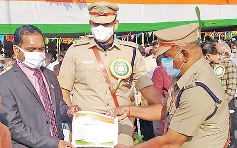 சிவகங்கையில் நடந்த குடியரசு தினவிழாவில் மானாமதுரை டிஎஸ்பி சுந்தரமாணிக்கத்துக்குப் பாராட்டுச் சான்று வழங்கிய ஆட்சியர் பி.மதுசூதன்ரெட்டி. அருகில், எஸ்பி ரோஹித்நாதன்.