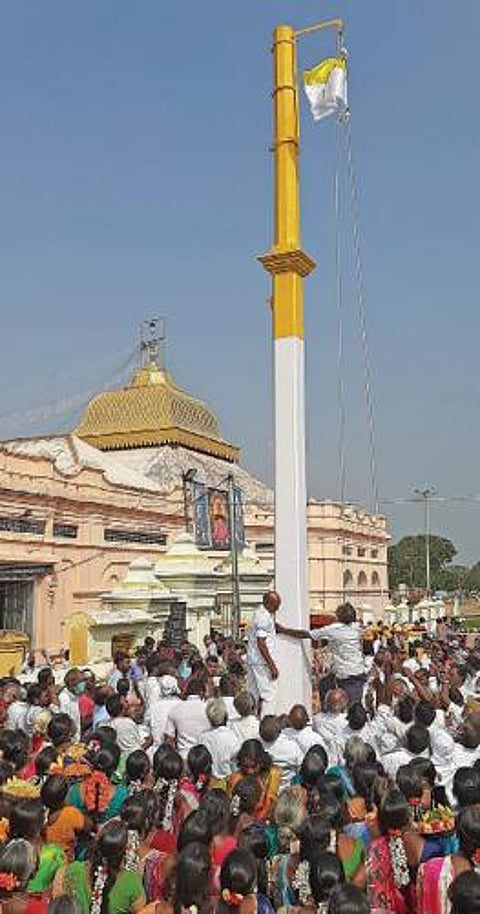 வடலூர் சத்திய ஞானசபையில் தைப்பூச கொடியேற்றம் நடைபெற்றது.