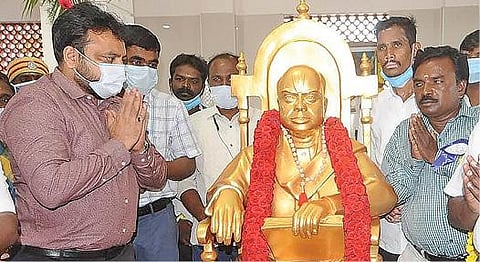 சிதம்பரத்தில் சுவாமி சகஜானந்தா மணி மண்டபத்தில் உள்ள அவரது சிலைக்கு ஆட்சியர் சந்திரசேகர் சாகமூரி மாலை அணிவித்து மரியாதை செலுத்தினார்.