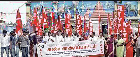 மாமல்லபுரம் பேரூராட்சி நிர்வாகத்தின் பல்வேறு முறைகேடுகளை கண்டித்து அனைத்திந்திய இளைஞர் பெருமன்றத்தினர் கண்டன ஆர்ப்பாட்டத்தில் ஈடுபட்டனர்.