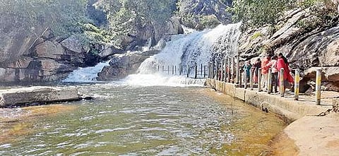 பஞ்சலிங்க அருவிக்கு சென்ற சுற்றுலாப் பயணிகள். படம்: எம்.நாகராஜன்