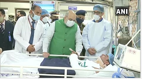 டெல்லி வன்முறை; சிகிச்சை பெற்று வரும் போலீஸாரை சந்தித்து நலம் விசாரித்தார் அமித் ஷா