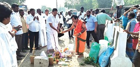 ராணிப்பேட்டை-காரை கூட்டுச்சாலையில் புதிய மேம்பால பணிக்கான பூமி பூஜையை தொடங்கி வைத்த எம்எல்ஏ ஆர்.காந்தி.