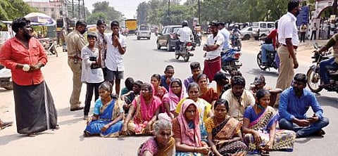 பாளையங்கோட்டை மனகாவலம்பிள்ளை நகரில் பாதாள சாக்கடைக்காக தோண்டப்பட்ட குழிகள் மூடப்படாததை கண்டித்து பொதுமக்கள் மறியலில் ஈடுபட்டனர். படம்: மு.லெட்சுமிஅருண்