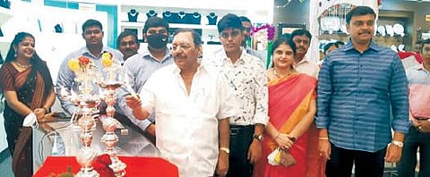 சேலம் ஸ்வர்ணபுரி விஎஸ் செல்வ மாளிகை ஜுவல்லரியில், புதிய கோரல் (புட்டிக்) பிரிவினை விஎஸ் செல்வ மாளிகை ஜுவல்லர்ஸ் பங்குதாரர் மாணிக்கம், குத்துவிளக்கு ஏற்றி தொடங்கிவைத்தார். உடன் கடை உரிமையாளர் செல்வகுமார் உள்ளிட்டோர்.