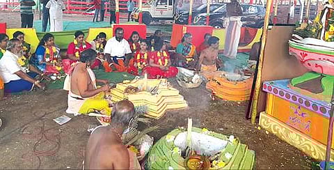 திருமங்கலம் அருகே ஜெயலலிதா கோயிலில் அமைச்சர் ஆர்.பி.உதயகுமார் முன்னிலையில் நடந்த யாகசாலை பூஜைகள்.