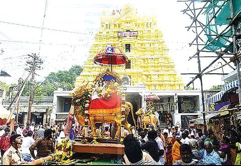 ராமேசுவரம் கோயிலில் வீதி உலா வந்து பக்தர்களுக்கு அருள் பாலித்த ராமநாதசுவாமி, பர்வதவர்த்தனி அம்பாள். படம்: எல்.பாலச்சந்தர்