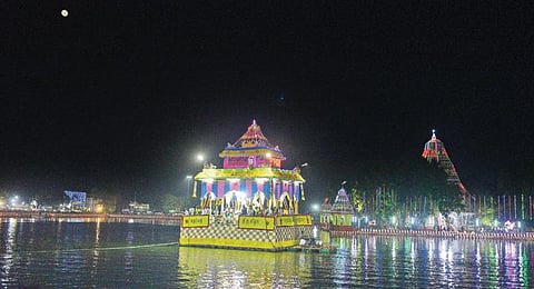 தைப்பூசத்தை முன்னிட்டு மதுரை மாரியம்மன் தெப்பக்குளத்தில் மின்விளக்குகளால் அலங்கரிக்கப்பட்ட தெப்பத்தில் மீனாட்சி, சுந்தரேசுவரர் உலா வந்தனர். படம்:எஸ்.கிருஷ்ணமூர்த்தி