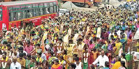 தைப்பூசத்தை ஒட்டி திருப்போரூர் கந்தசுவாமி கோயிலுக்கு பால்குடம், காவடி சுமந்து சென்று பக்தர்கள் சிறப்பு வழிபாடு செய்து நேர்த்திக்கடன் செலுத்தினர்.