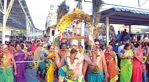 பழநியில் தைப்பூசத் திருவிழாவையொட்டி பக்தர்கள் வெள்ளத்தில் பவனி வேந்த தேர்.