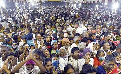 தைப்பூசத்தை முன்னிட்டு வடலூர் சத்திய ஞான சபையில் 7 திரைகள் நீக்கி ஜோதி தரிசனம் காட்டப்பட்டது. (அடுத்த படம்) ஜோதி தரிசனத்தை காண வந்த பக்தர்கள் கூட்டத்தின் ஒரு பகுதி.படங்கள்: எம்.சாம்ராஜ்