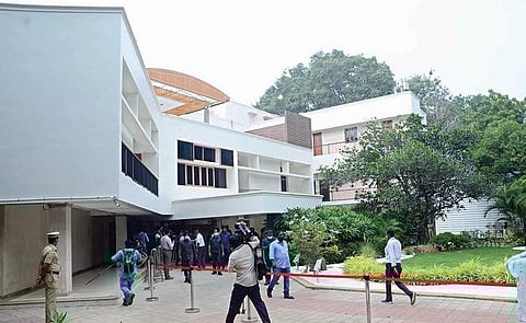 முன்னாள் முதல்வர் ஜெயலலிதா வாழ்ந்த சென்னை போயஸ் தோட்டத்தில் உள்ள ‘வேதா நிலையம்’ இல்லம். (அடுத்த படம்) ஜெயலலிதா நினைவில்லமாக மாற்றப்பட்டுள்ள ‘வேதா நிலையம்’ இல்லத்தை முதல்வர் பழனிசாமி நேற்று திறந்து வைத்தார். உடன் துணை முதல்வர் ஓ.பன்னீர்செல்வம் உள்ளிட்டோர். படங்கள்: க.பரத்