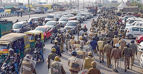 உத்தரபிரதேச எல்லையான காஸிபூரில் 144 தடை உத்தரவு அமல்படுத்தப்பட்டுள்ளது. இதையொட்டி, அங்கு நேற்று மாலை கொடி அணிவகுப்பை நடத்திய போலீஸார். படம்: பிடிஐ