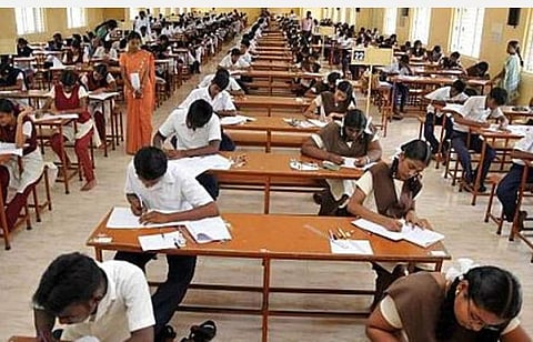 10, 11-ம் வகுப்பு மாணவர்களுக்குத் தேர்வுக் கட்டணம் அறிவிப்பு: சில பிரிவினருக்கு மட்டும் விலக்கு